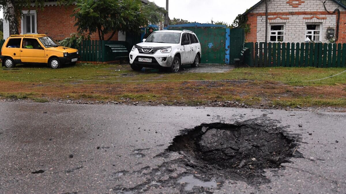   оронка от разорвавшегося снаряда в приграничном белгородском селе Логачевка© РИА Новости / Виктор Антонюк