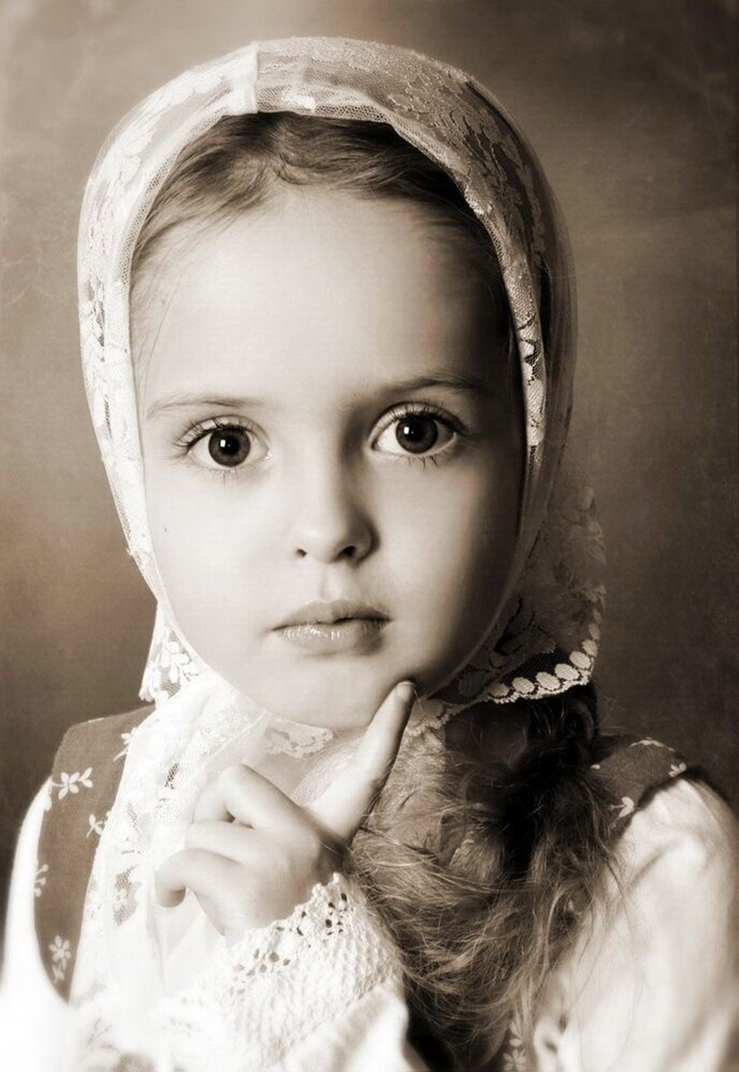 Стоит аленка платок. Девочка в платке. Маленькая девочка в платке. Православная девушка в платке.