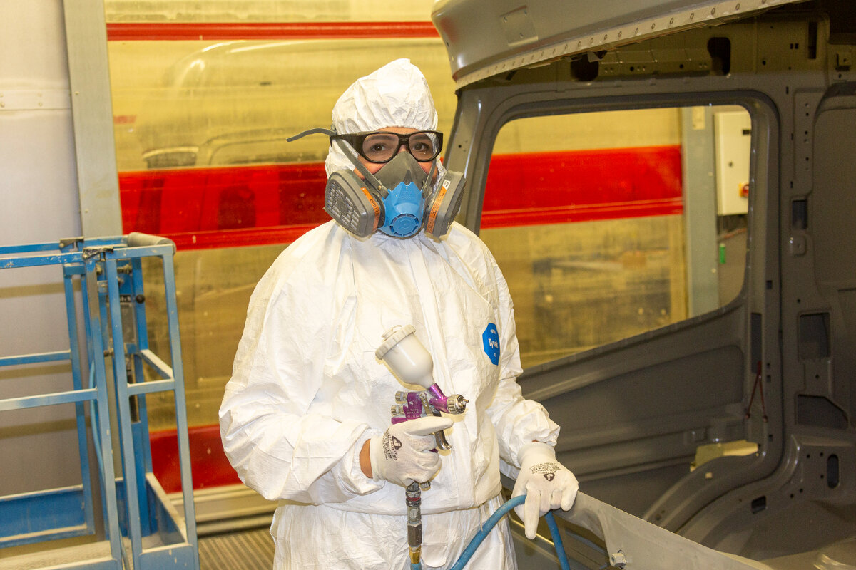 Маляр окрасочной линии ПРЗ. Фотография Виталия Зудина. 2021 год.