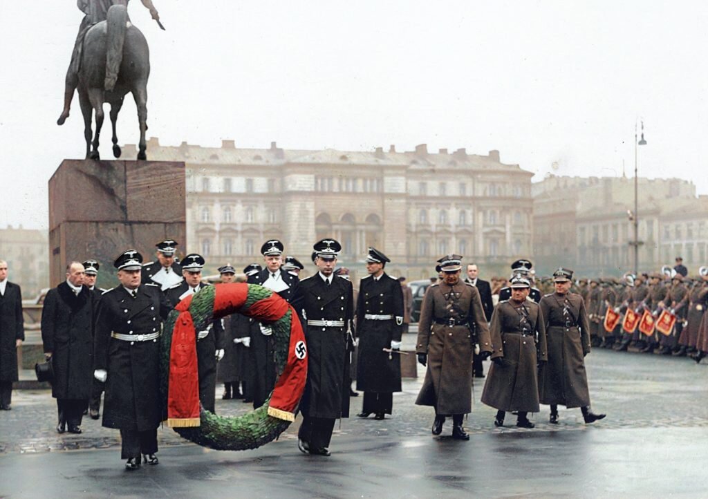 1939. Иоахим фон Риббентроп возлагает венок к могиле Неизвестного солдата в Варшаве.