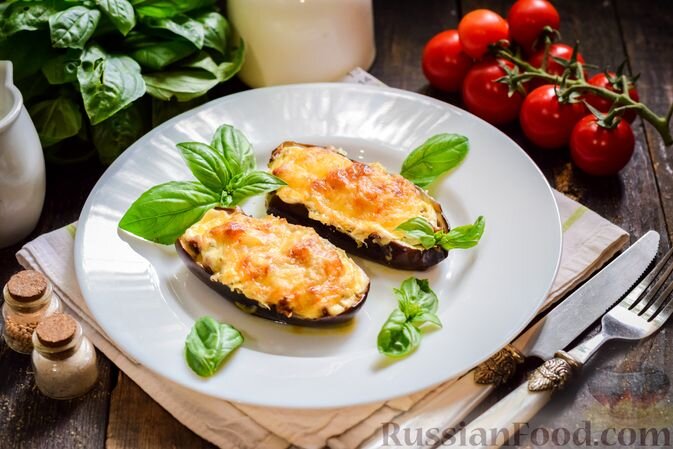 баклажан, фарш мясной, шампиньоны, лук репчатый, сыр твёрдый, сметана, чеснок, масло растительное, соль, перец чёрный молотый