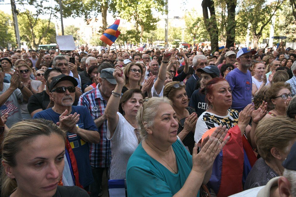     По разным данным от ста до пятисот человек вышли в Ереване на одну из центральных площадей - площадь Свободы. Фото: Александр Патрин/ТАСС