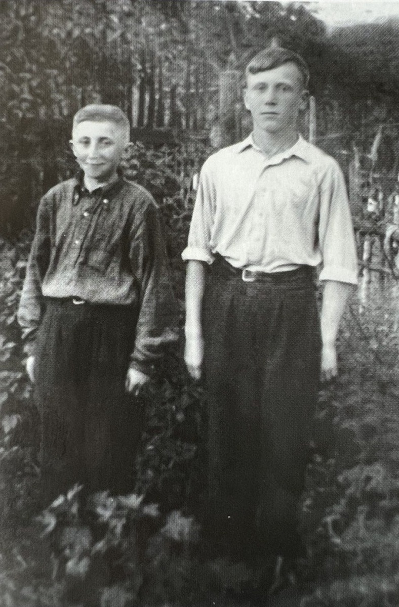     Михаил Пташук в детстве (справа). Фото: личный архив семьи Михаила Пташука