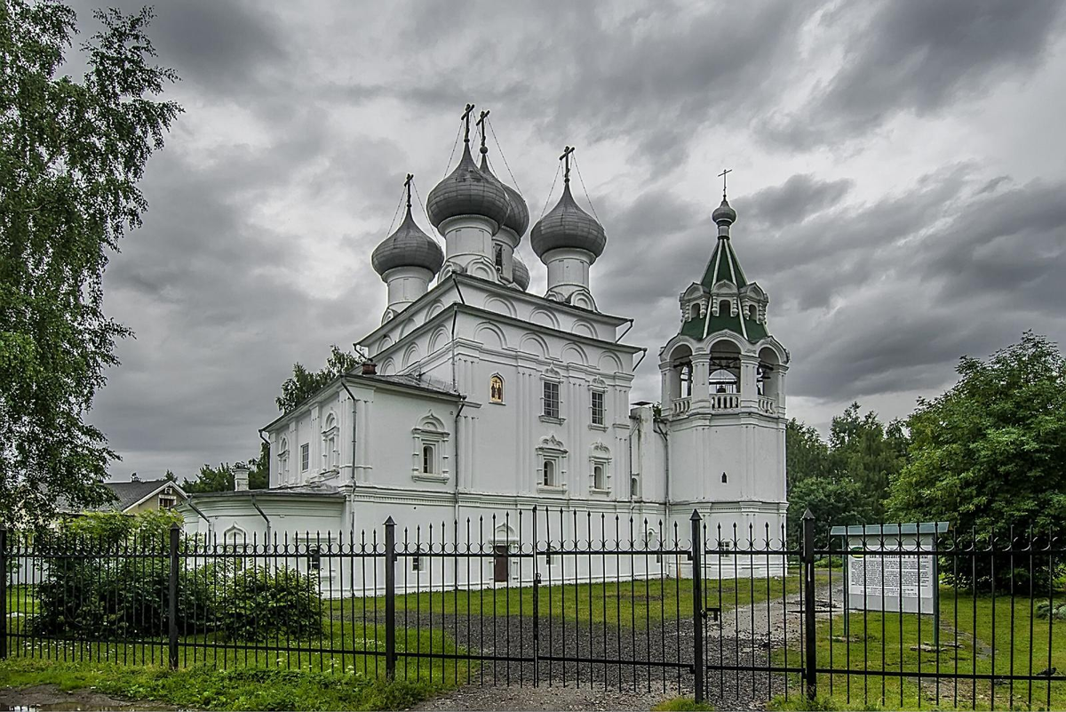 Ссылка на источник: https://vologda-mitropolia.ru/churches/hram-svjatyh-ravnoapostolnyh-carej-konstantina-i-eleny-g-vologda/