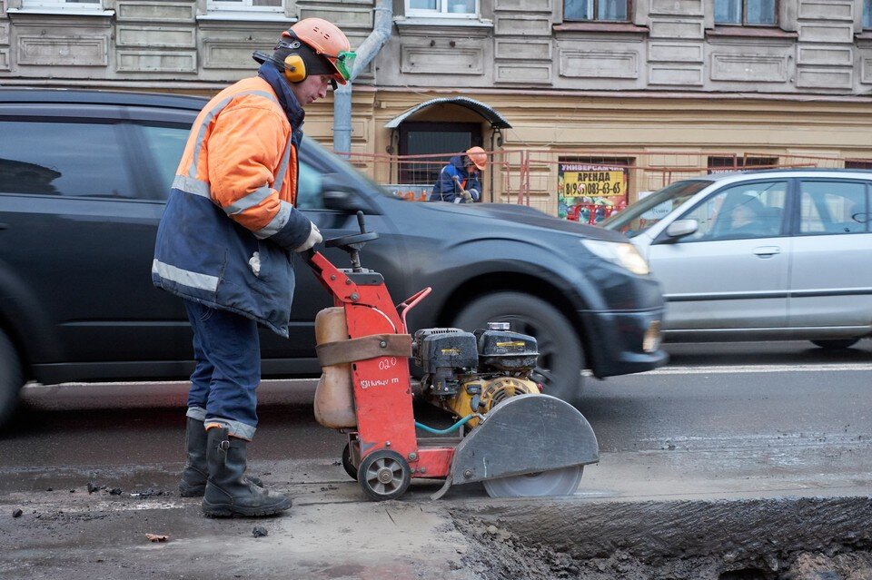     Поставленные зимой заплатки поменяют на хорошее покрытие в теплое время года. Артем КИЛЬКИН