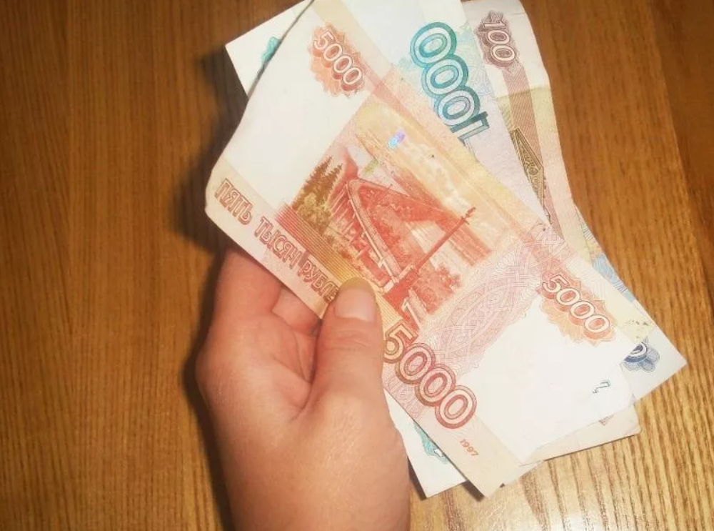 В 11 0 тыс. Деньги в руках. 10 Тысяч рублей в руках. Деньги в руках 1000. Деньги тысяча рублей в руках.