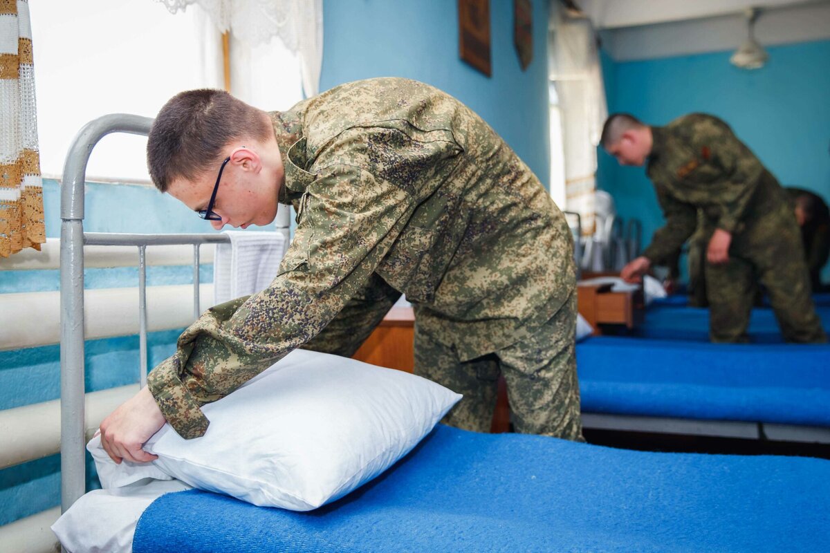 Старшие воины обучают молодых воинов-новобранцев