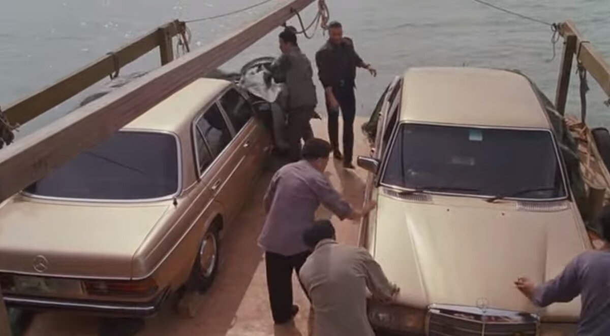 Кадр из фильма Двойной Удар 1991 года. Герой Ван Дамма контрабандой ввозит Мерседесы в Китай из Гонконга.