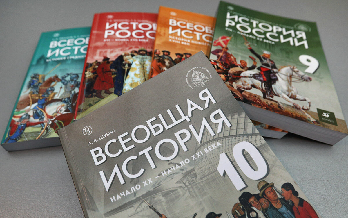 Заслуженный учитель истории России нацепила украинский значок и начала  рассуждать о 