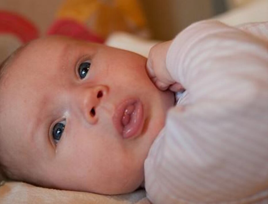 Почему новорожденный в 2. Хоботковый рефлекс у новорожденных. Грудной ребёнок высовывает язык. Язык у новорожденных детей. Новорожденный высовывает язык.