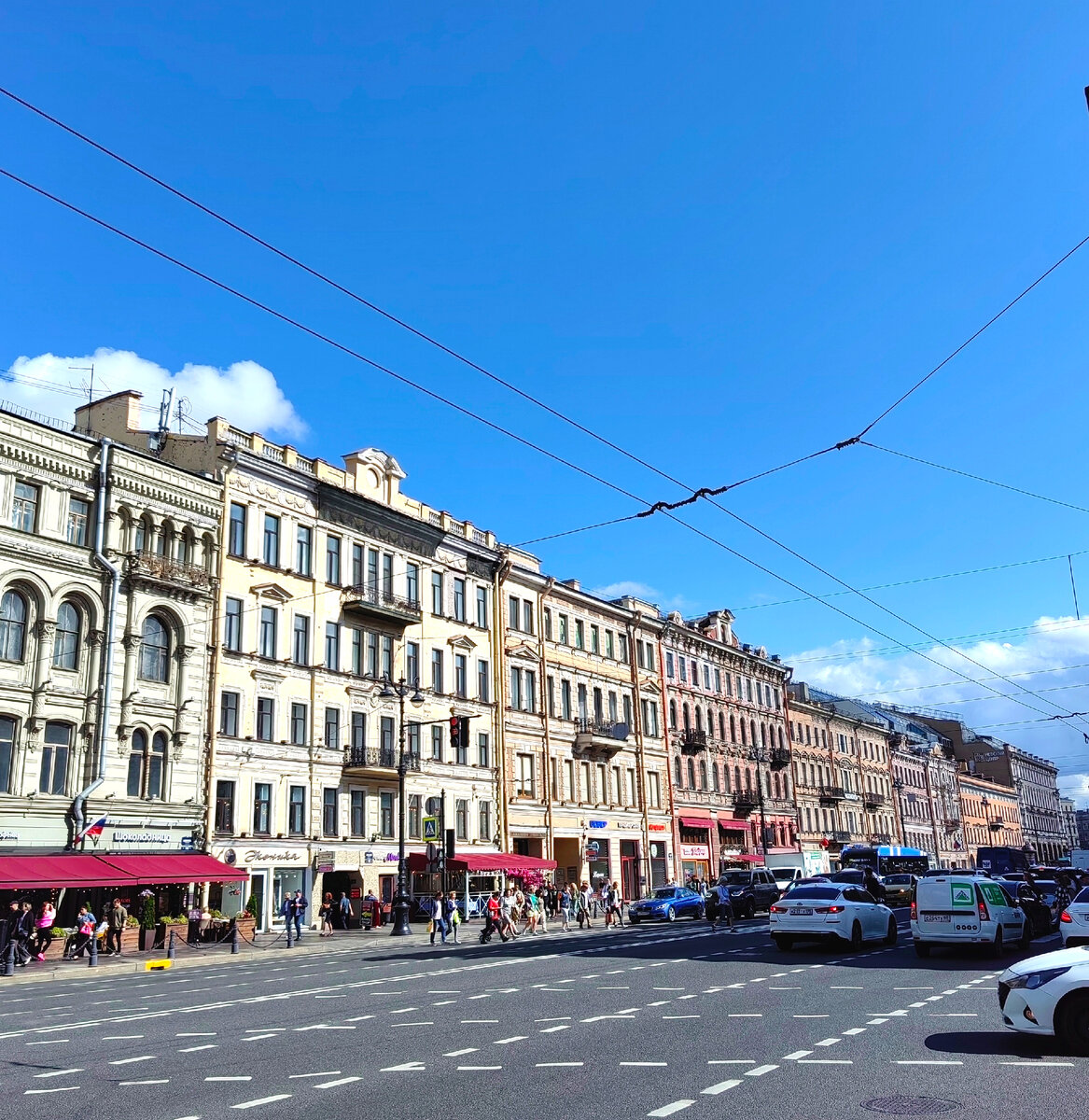 Невский центр крайний справа в этой великолепной архитектурной колонне