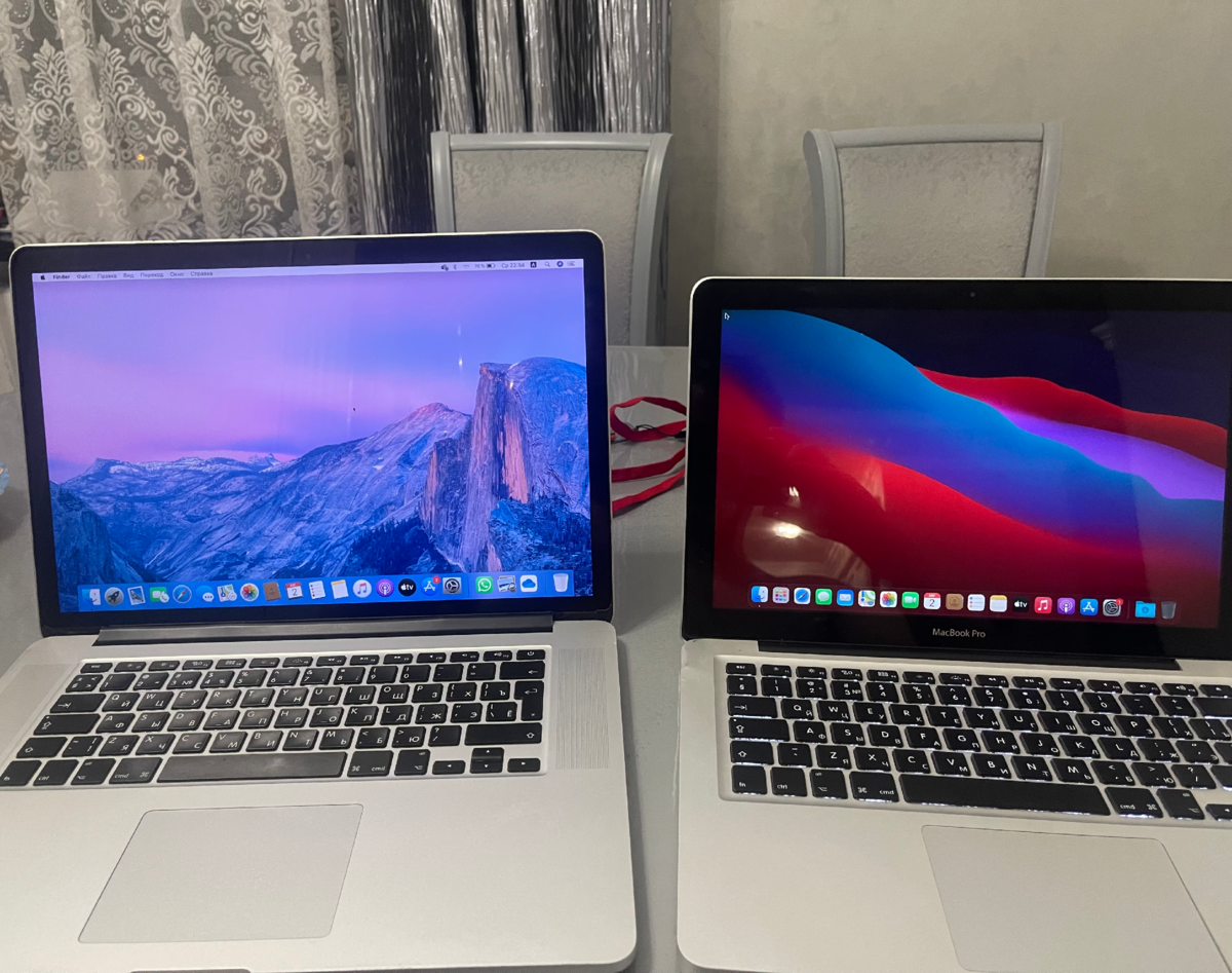 С левой стороны MacBook Pro 15 Mid 2012 Retina, с правой стороны MacBook Pro 13 Mid 2012