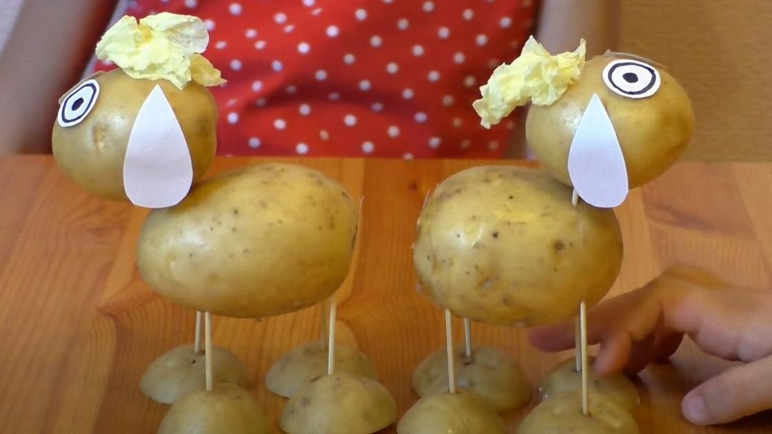    На столе стоят две овечки, сделанные из картофеля с ушками из бумаги и ножками из зубочистки:YouTube/Умничка Ульяна