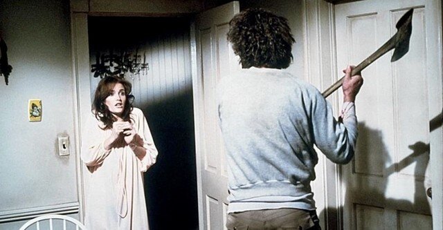 При ярком свете дня дом в Амитивилле — прелестное трехэтажное здание, окруженное ухоженным зеленым газоном. Но оно продается по очень низкой цене, потому что его предыдущие хозяева погибли ужасной смертью. Дом покупает молодая семья Лутц с тремя детьми.

Счастливые владельцы просят освятить их новый дом местного священника отца Делани, но внезапное недомогание не позволяет ему завершить обряд. А семья Лутц остается в доме своей мечты, где начинают происходить непонятные и пугающие события.