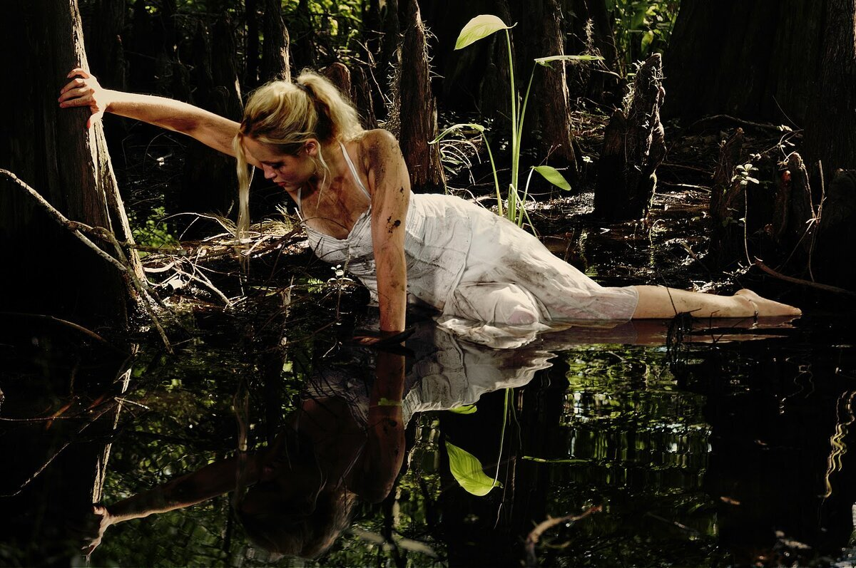 Девушка в болоте. Фотосессия в болоте. Фотосессия в болоте девушки.