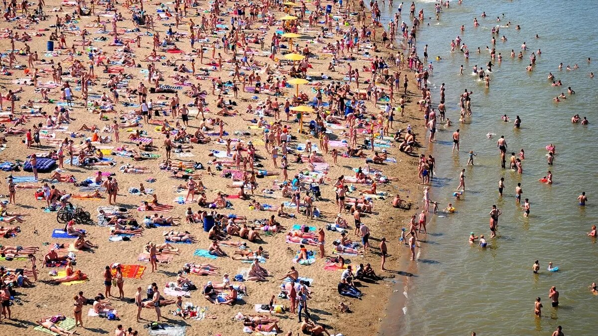 Обское море температура. Вода в Обском водохранилище. Новосибирск пляж с людьми. Град в Новосибирске на пляже. Переполнены пляж Новосибирск.