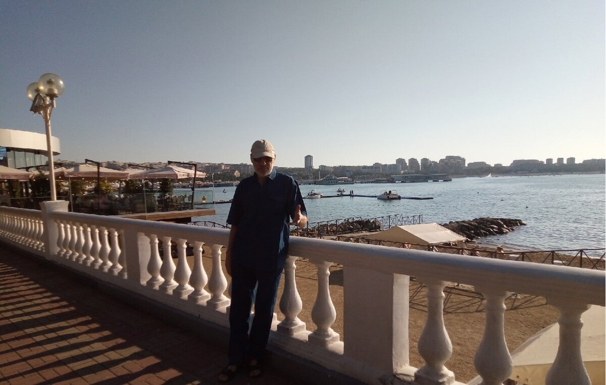 Михаил Лекс, автор рассказа и канала, набережная в Геленджике, центр. Чёрное море.