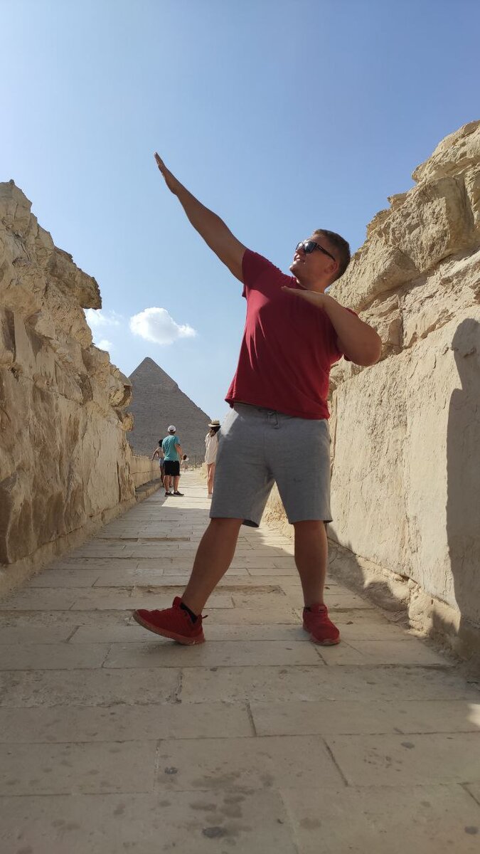 Это я на Пирамидах в ЕГИПТЕ, хорошо что можно столько зарабатывать на сантехнике и путешествовать