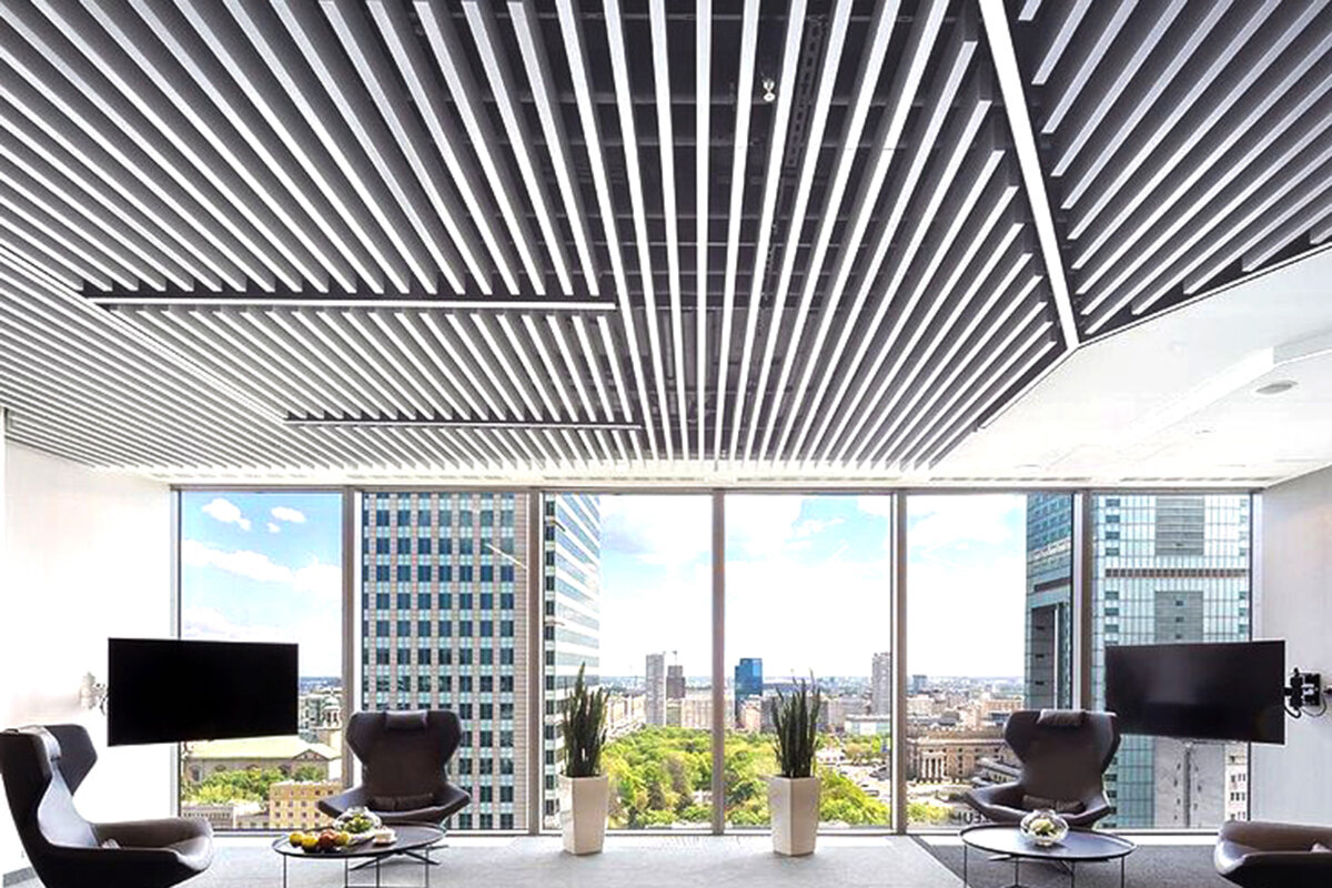 Пример использования реечных потолков в интерьере офиса