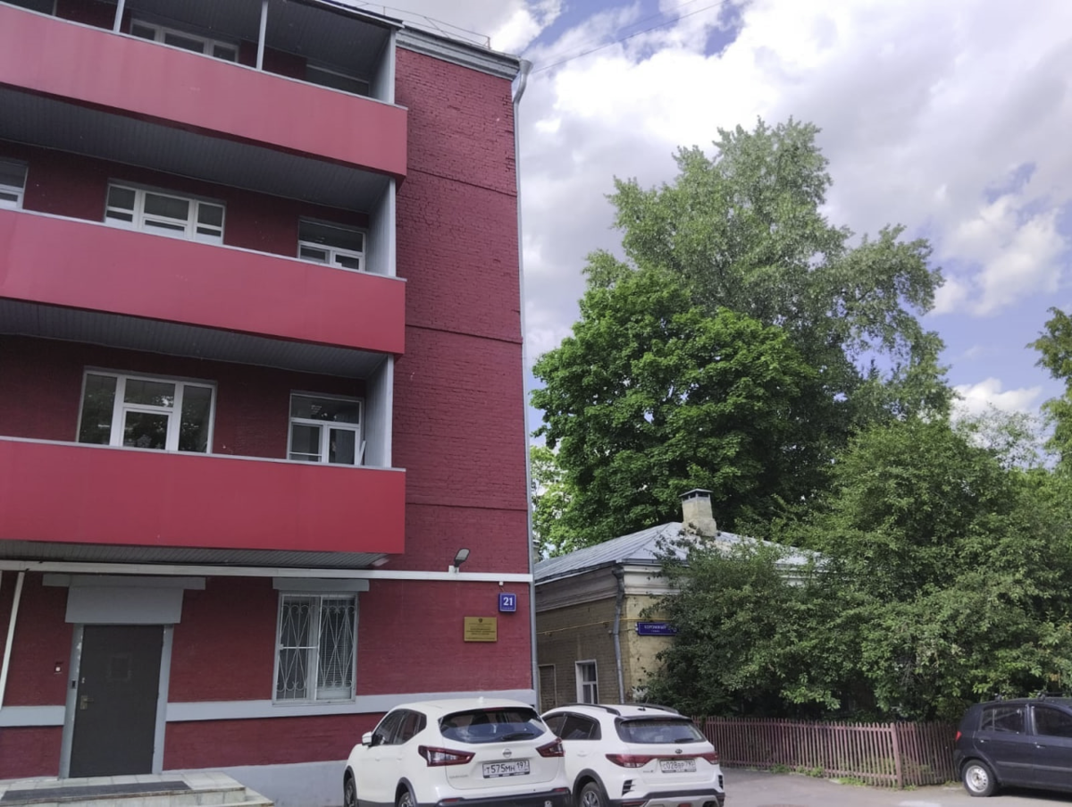 Справа - тот самый домик в Хоромном тупике. Июнь 2023 года. Фото Феоктисты Эклер.