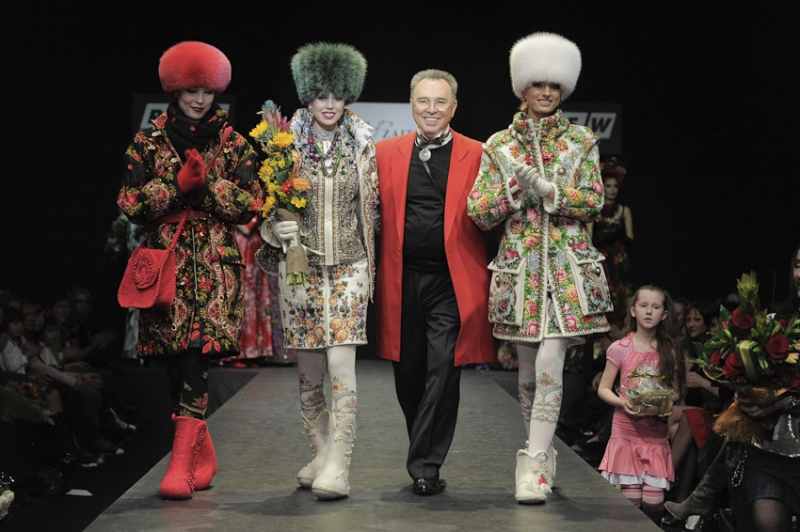 Павлопосадская коллекция. Вячеслав Зайцев с манекенщицами. Источник: https://cutur.ru/wp-content/uploads/_pu/1/33256652.jpg.