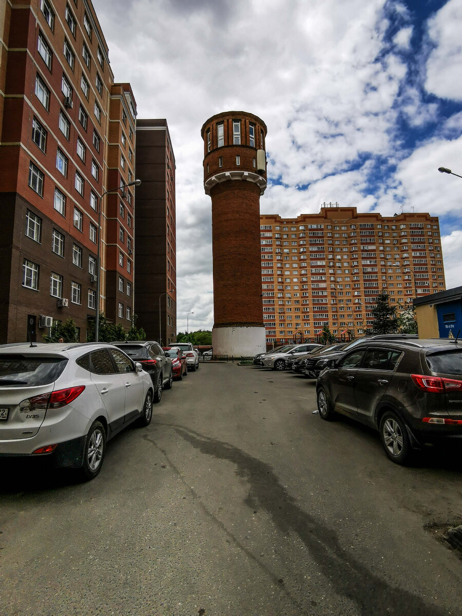 Водонапорная башня во дворе жилых домов на улице Липовый парк. 