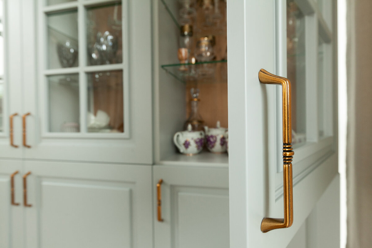 Витрина - стилизация под старинные буфеты 