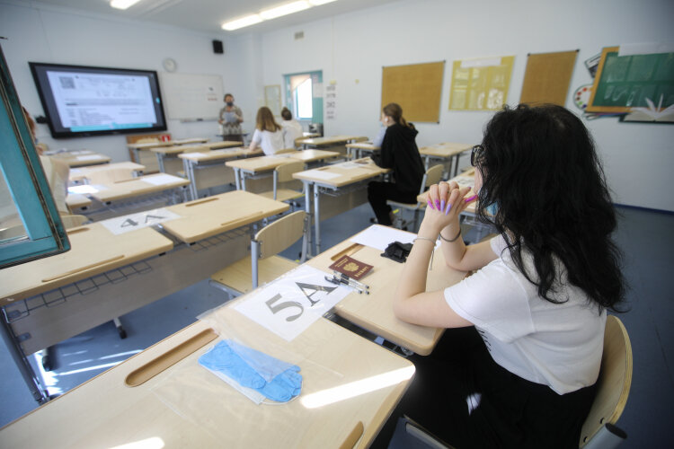   На аттестат с отличием претендуют 777 выпускников 11-х классов и 838 9-классников. Для этого, кроме отличных итоговых отметок, надо получить не менее 70 баллов по обязательным русскому языку и математике, преодолеть минимальный порог по остальным предметам Фото: «БИЗНЕС Online»