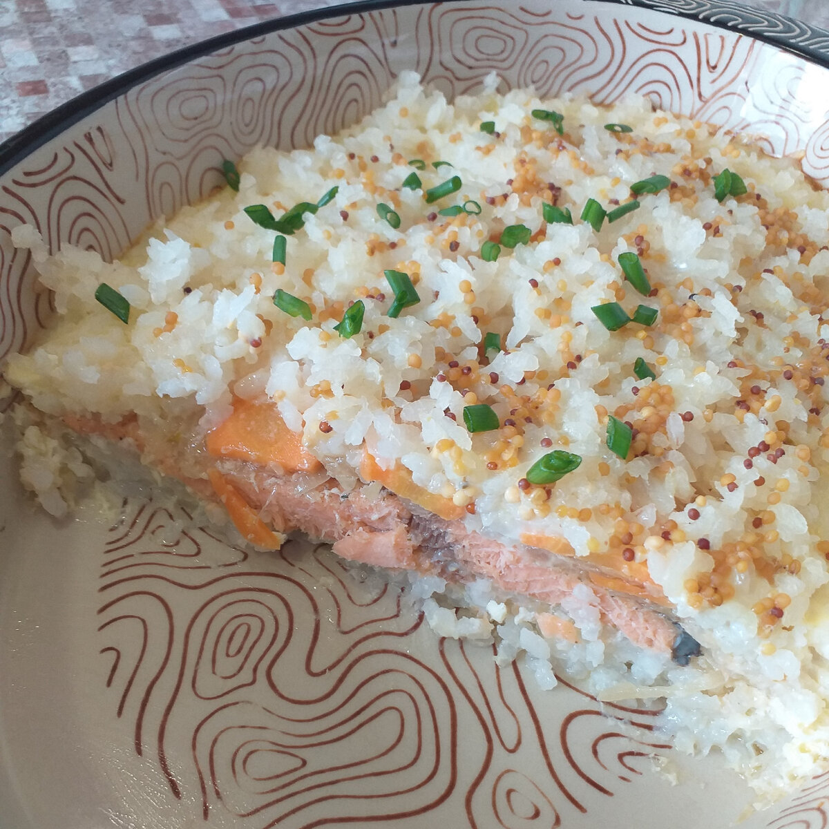 Рис с красной рыбой в духовке