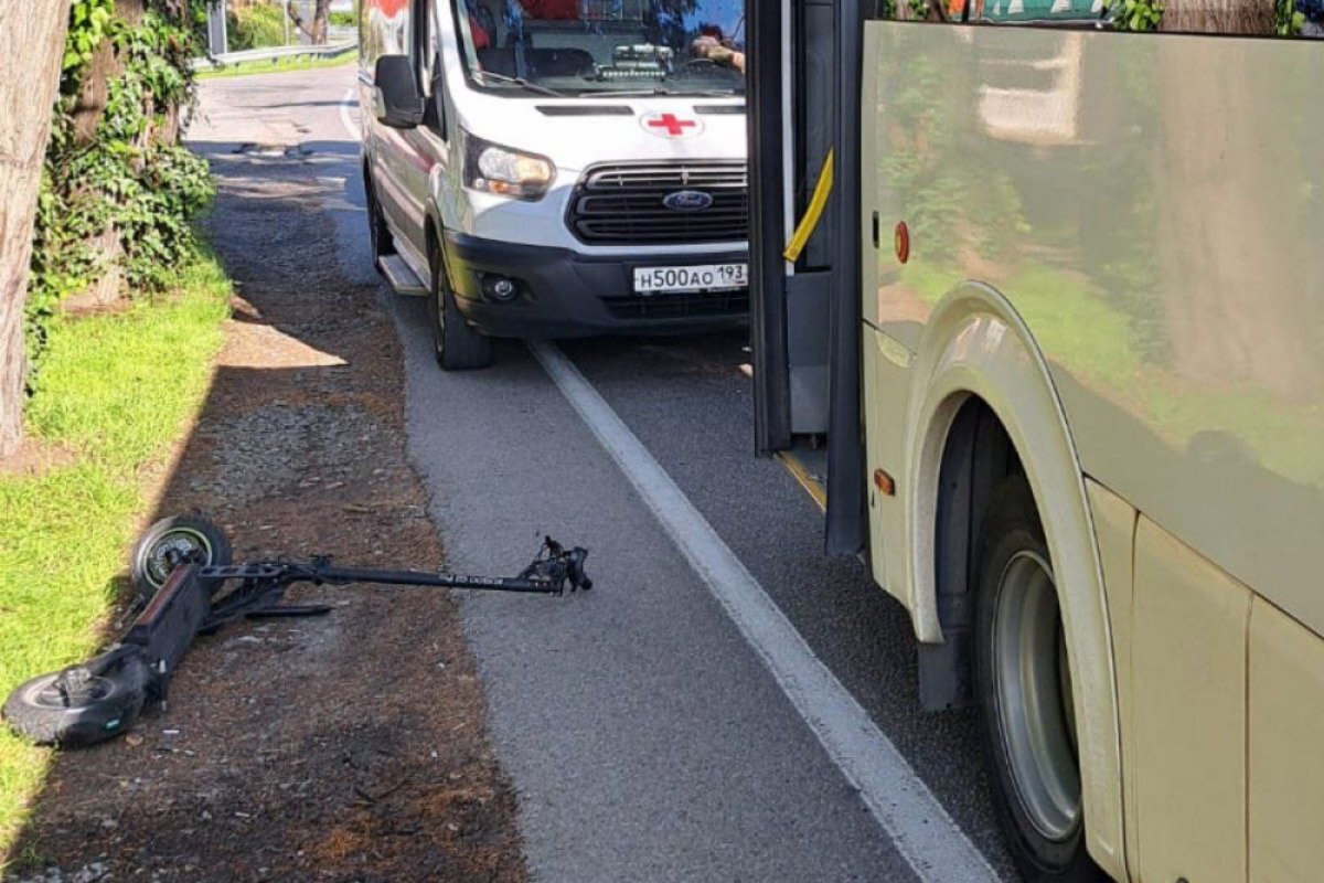    В Сириусе мужчина на электросамокате врезался в автобус