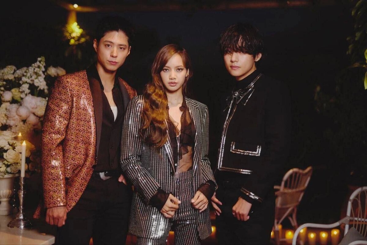 тэхён и дженни. блэк пинк лиса и чонгук. Bts лиса манобан. блейпинк лиса и чонгук. Lisa и тэхён.