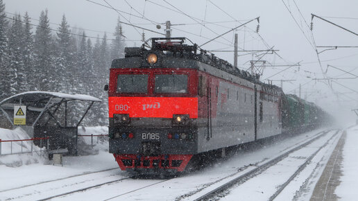 Поезда на Транссибе в снегопад с ветром. Опоздавшая на 51 минуту электричка. Остановочный пункт Водораздел Красноярской железной дороги.