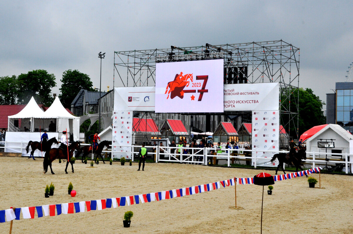 выступление конных наездников вднх. мероприятия в москве. средневековый фестиваль конный. конный спорт. лошади ввц.
