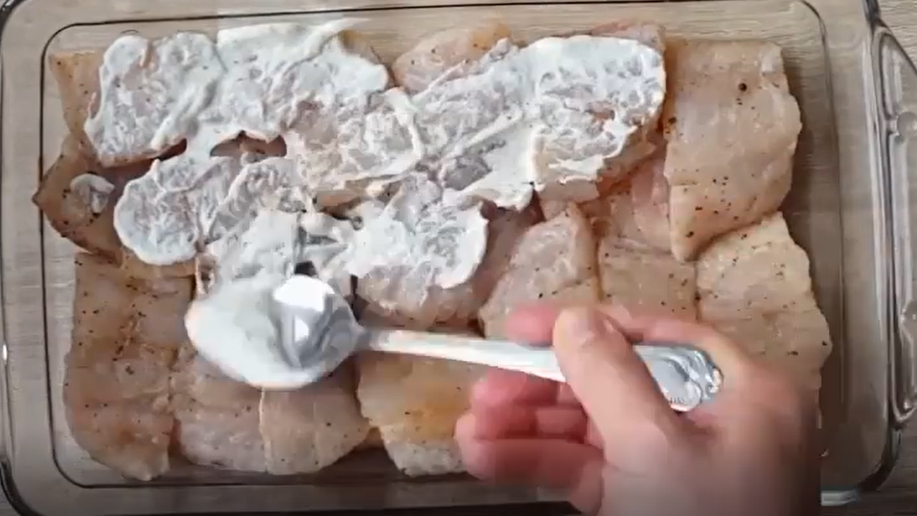 Уложили филе окуня в противень,добавили специи, обмазываем соусом 