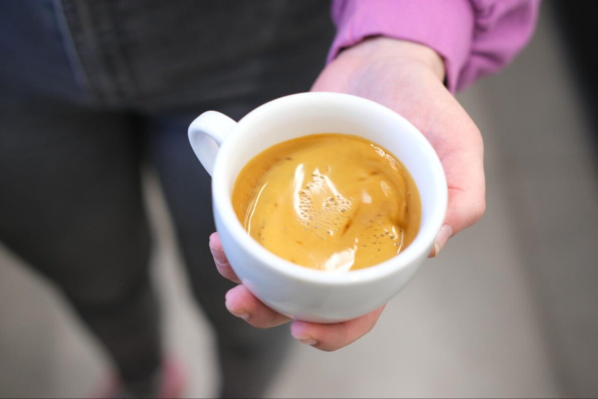 Крема — это пенка на поверхности эспрессо. Иногда она имеет горький вкус, который портит впечатление от всей чашки