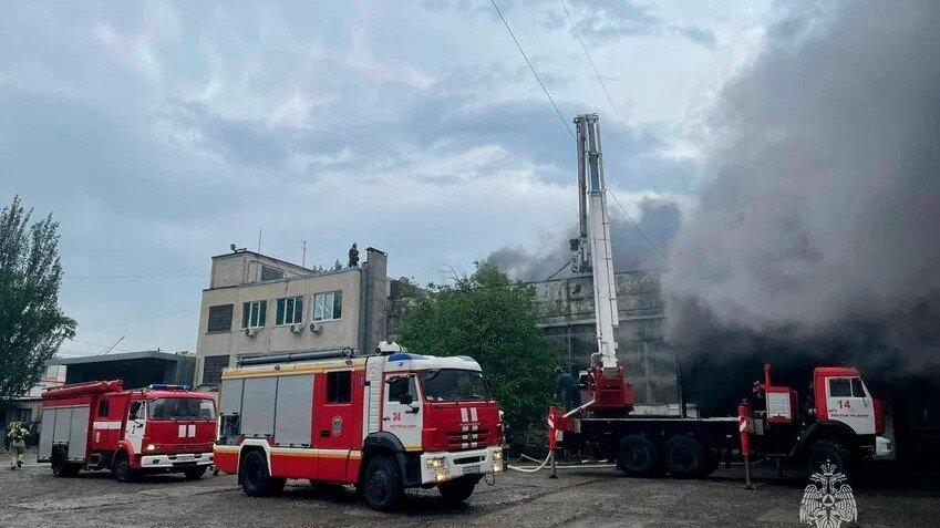     На место пожара в Ростове на улице Вавилова направили два дополнительных экипажа спасателей и три цистерны с водой, сообщил глава администрации Алексей Логвиненко.