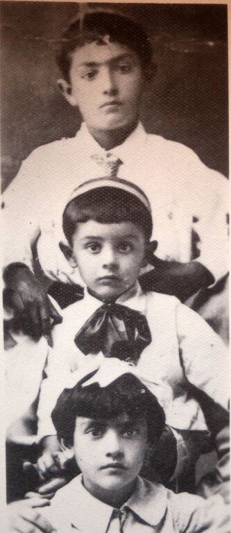 Фазиль Искандер (в центре) с братом и сестрой. Фото из архива семьи Искандеров