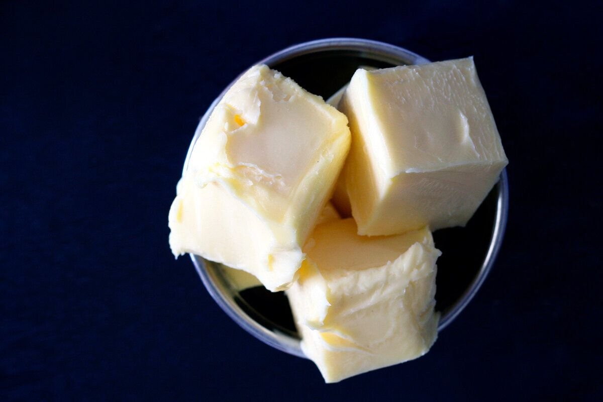 Может ли испортиться сливочное масло. Масло сливочное. Диетологи и масло сливочное. Масло сливочное Polmlek. Полезные свойства сливок.