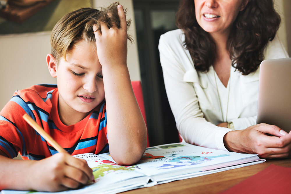Mother made her son to do the homework. Мама заставила своего сына делать уроки.