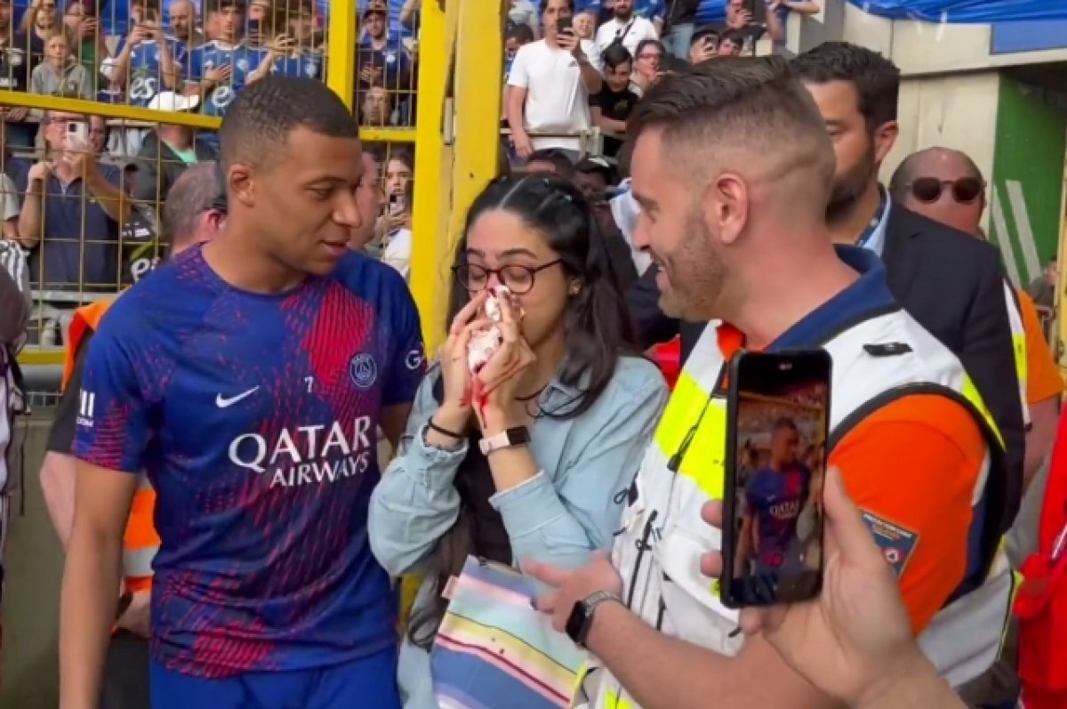    Мбаппе случайно разбил нос болельщице во время тренировки на стадионе