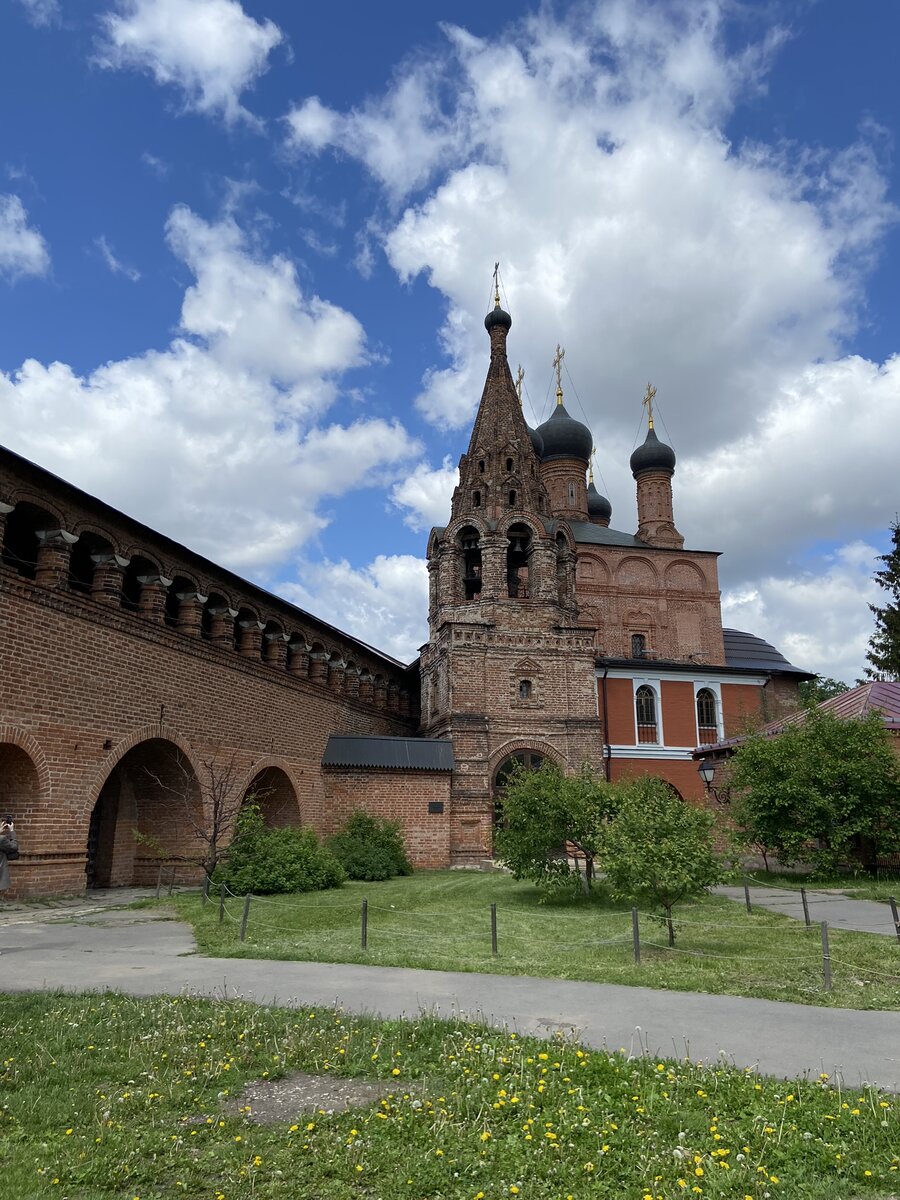 шатровая колокольня, западный притвор с крыльцами, боковые галереи (ведут к митрополичьим палатам). Здания построены из красного кирпича полностью, включая разнообразные декоративные элементы. Это своеобразная визитная карточка Крутиц.