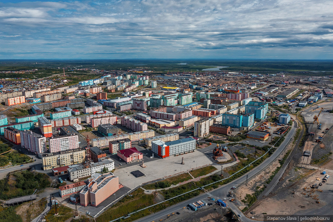 Город Дудинка расположен за Северным полярным кругом. Отсюда почти 2000 км до Красноярска, но сухопутного сообщения со столицей края нет. Ближайший город — Норильск, который расположен в 77 км.-2