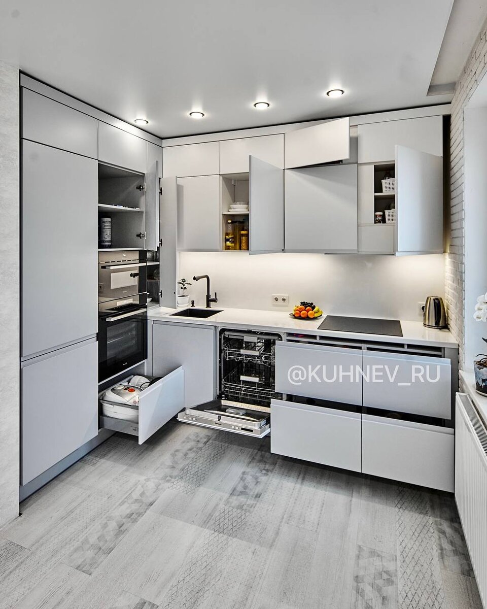 Корпусная мебель от Кухнев - инвестиции в комфорт! Начните прямо сейчас с продуманного проекта и расчёта от компании с 10-летним опытом. Достаточно любых примерных размеров! 
Листайте галерею, чтобы оценить проект, который выполнил Кухнев