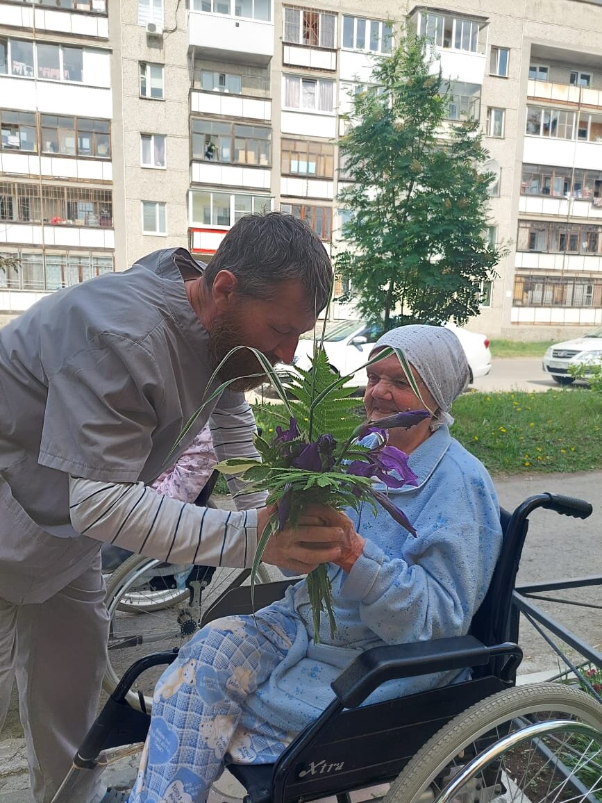 
Братья милосердия подарили нашим бабушкам первые летние цветочки.