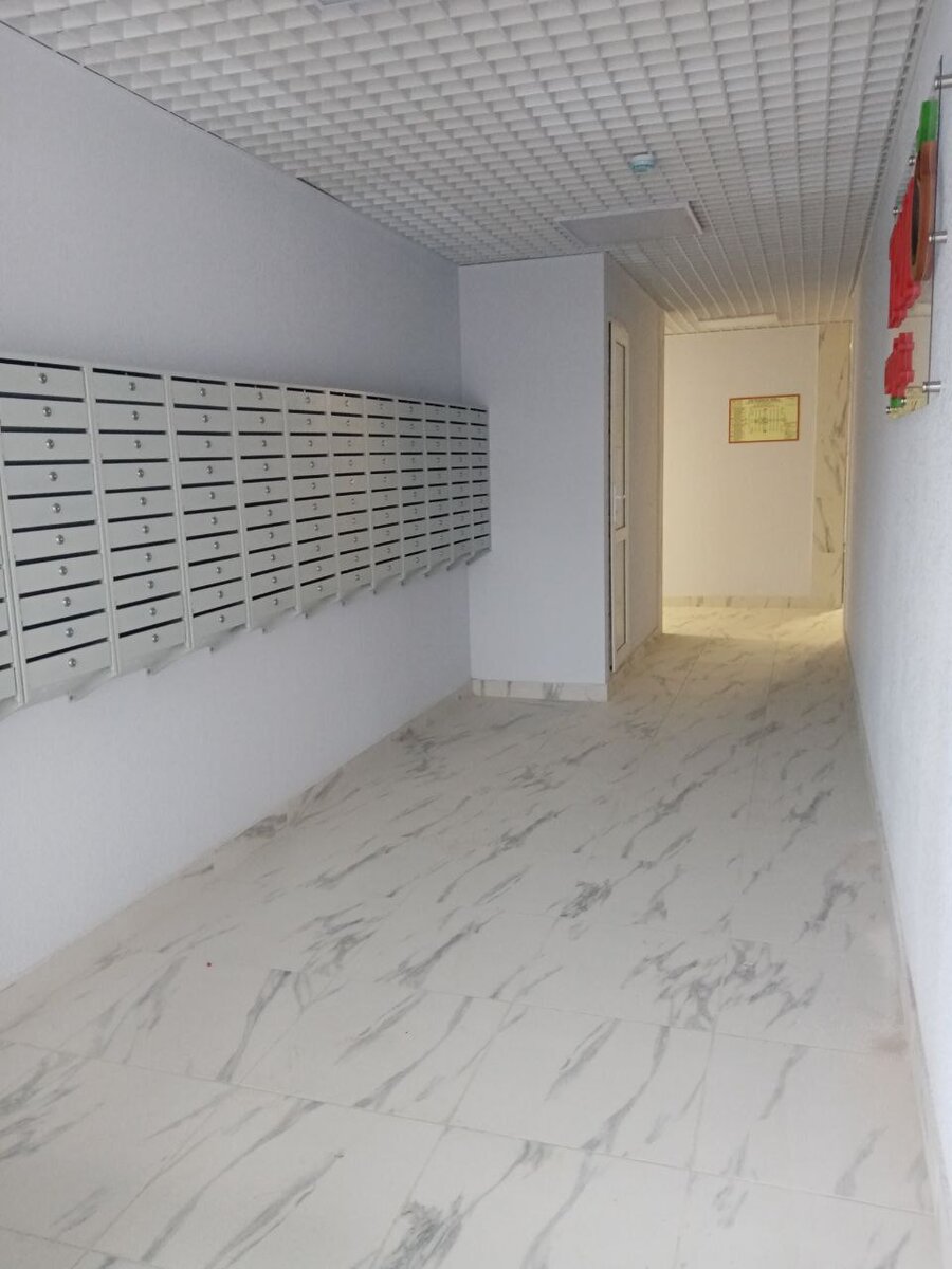 Это его подъезд.  Для пола мы использовали износоустойчивый керамогранит.