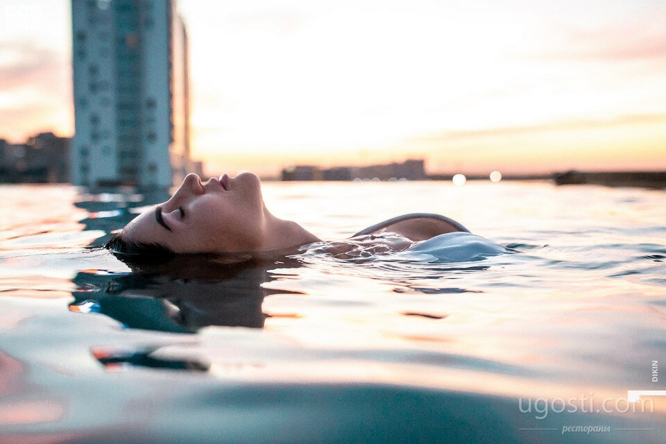 Бассейн с панорамным видом и SPA-комплекс в одном здании с рестораном "НЕБО" в Краснодаре