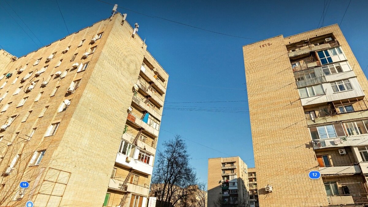     В Ростове неизвестный мужчина устроил взрыв на крыше дома на улице Штахановского, видео появилось в соцсетях.