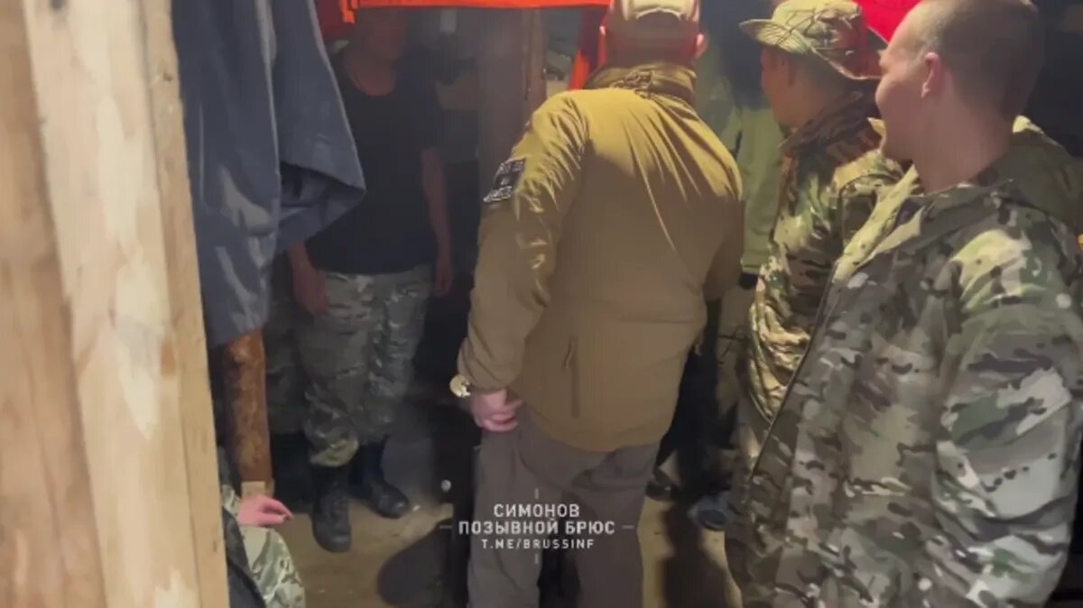 Евгений Пригожин в одном с бойцами в тыловом лагере. Фото: скрин из видео «Пресс-служба Пригожина»/telegram