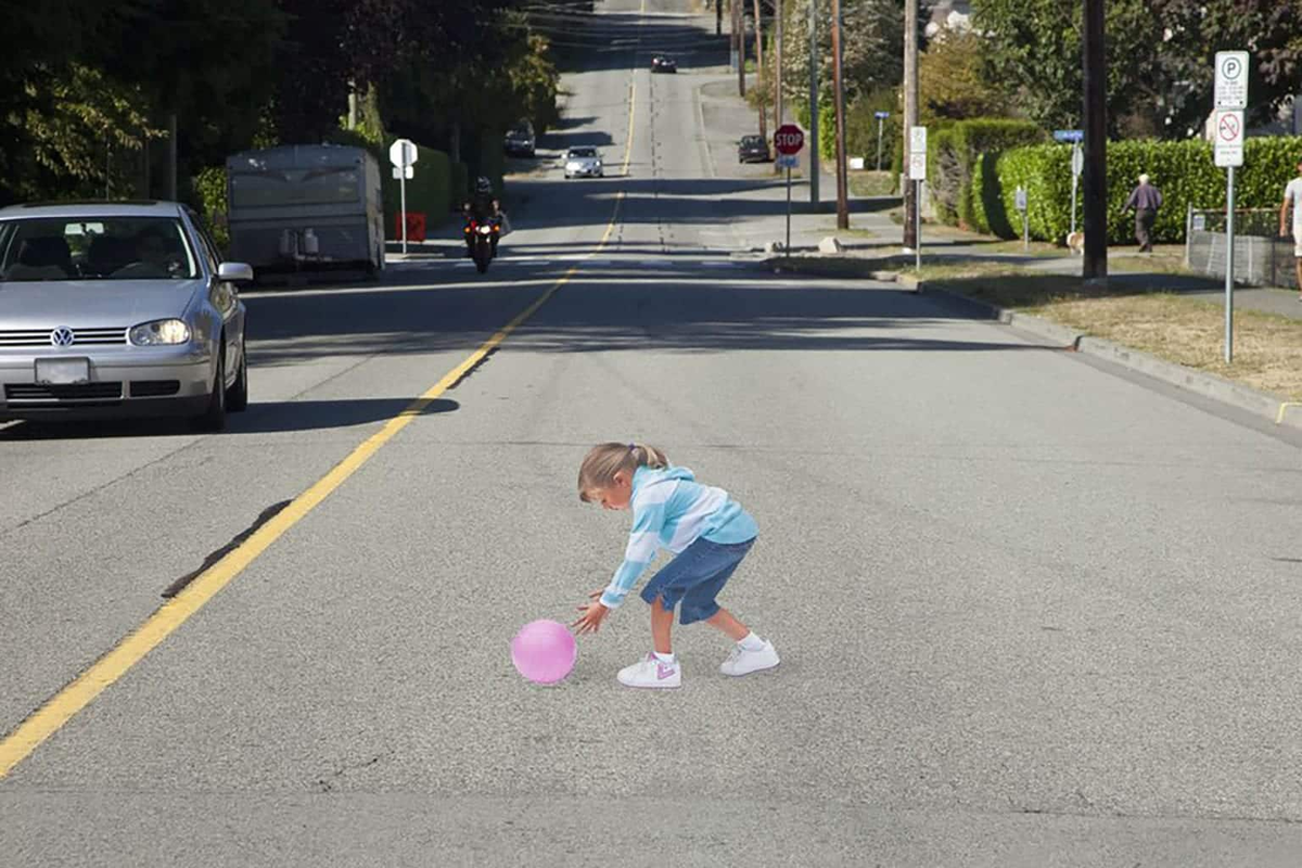 Проезжая часть для детей. Дети на дороге. Ребенок с мячом на дороге. Оптические иллюзии на дороге.
