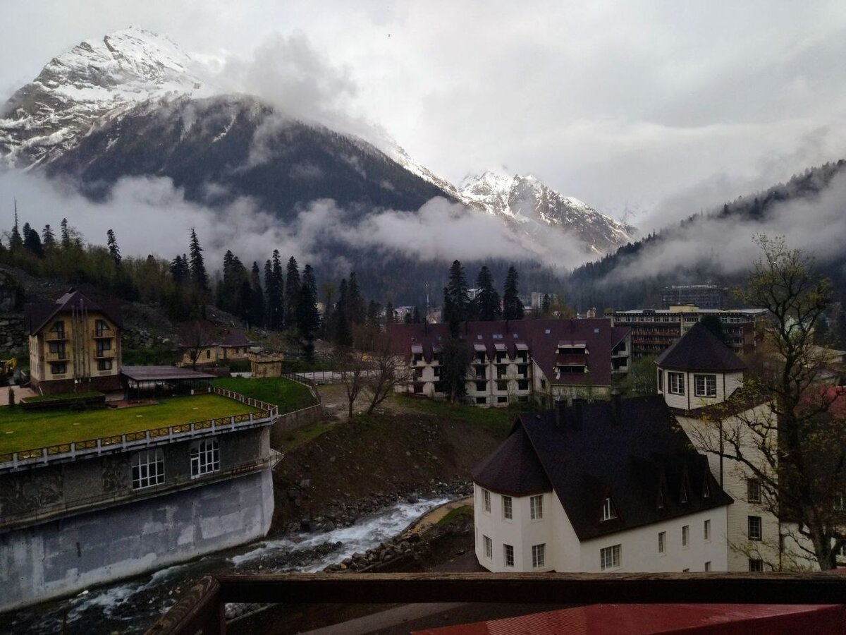 Утро, Домбай и вид с 5 этажа.